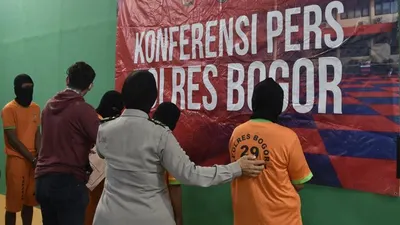 Tersangka perdagangan orang yang beroperasi di sebuah villa dikawasan Cisarua, Puncak, Kabupaten Bogor.  (dok)