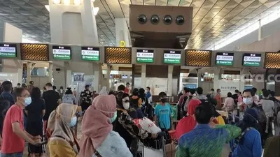 Penumpang memadati area Terminal 3 Bandara Soetta, Tangerang, jelang libur Nataru, Kamis (17/12/2020). [Suara.com/Hairul Alwan]