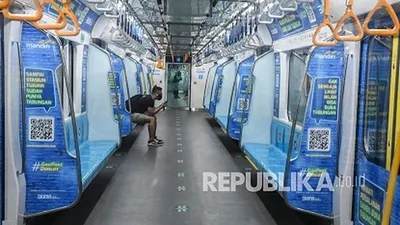 Suasana di dalam MRT saat PSBB di jakarta / republika