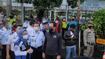 Wali Kota Bogor meninjau kondisi antrean penumpang KRL di Stasiun Bogor, Senin (13/7/2020). (Suara.com/Bagaskara Isdiansyah)