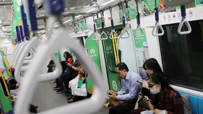 Penumpang Transjakarta wajib menggunakan masker. (Jawa Pos/Dery Ridwansah)