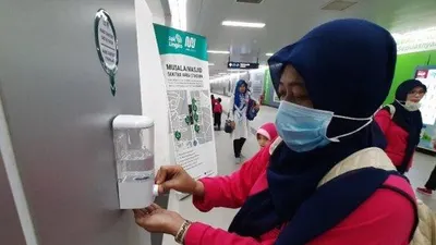 Penumpang MRT Jakarta sedang menggunakan hand sanitizer yang tersedia di stasiun MRT Bundaran HI, Jakarta Pusat, Rabu (4/3/2020).  (dok Tribunjakarta)