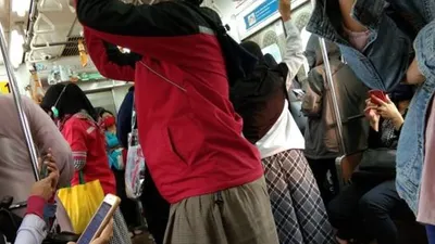sebagai ilustrasui. Antrean calon penumpang KRL di Stasiun Bogor, Rabu (8/7/2020). (Suara.com/Bagaskara Isdiansyah)