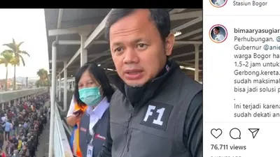 Wali Kota Bogor Bima Arya saat memantau langsung tumpukan penumpang di Stasiun Bogor/ instagram: @bimaaryasugiarto