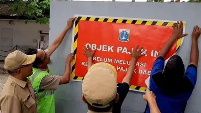 Ilustrasi pemasangan pengumuman pada objek penunggak pajak (Warta Kota/Junianto Hamonangan)