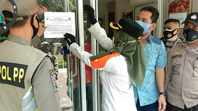 Petugas gabungan menyegel salah satu tempat usaha di Kecamatan Tanjung Priok yang belum menerapkan protokol kesehatan sesuai kententuan Pemprov DKI/dok: utara.jakarta.go.id
