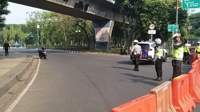 Polisi menutup jalan di sekitar kawasan Monumen Nasional (Monas), setelah terjadi ledakan di kawasan sekitar pukul 7.20 WIB tadi. (elshinta.com)