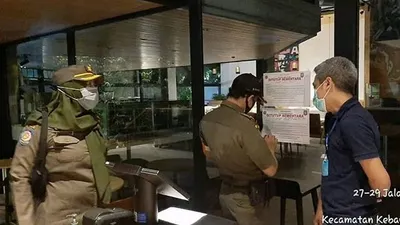 sebagai ilustrasi penutupan lokasi usaha/ dok Satpol PP DKI