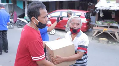 Penyaluran bansos tahap dua dari Pemprov DKI Jakarta di Kelurahan Cijantung, Kecamatan Pasar Rebo, Jakarta Timur. (Dok. Pemkot Jaktim)