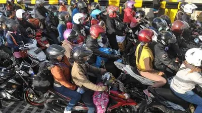 Sebagai ilustrasi, para penyeberang yang menggunakan sepeda motor di  Pelabuhan Gilimanuk, Jembrana, Bali. (Suara.com)