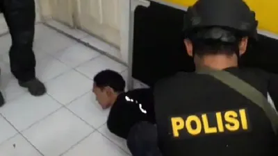 Suasana saat anggota polisi menangkap pelaku penyekapan terhadap seseorang di gedung kantor kawasan Pulomas, Jakarta Timur. (Suara.com/Dok. kepolisian)
