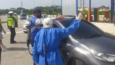Penyekatan di perbatasan Kota Semarang oleh petugas gabungan. (Instagram dishubsmg)