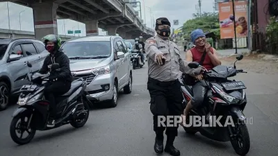 Petugas kepolisian melakukan operasi protokol kesehatan di kawasan Jalan Kalimalang perbatasan Jakarta-Bekasi, Jawa Barat, Kamis (31/12). Republika/Thoudy Badai