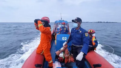 petugas gabungan dari Kepulauan Seribu membantu proses pencarian korban pesawat Sriwijaya Air SJ182