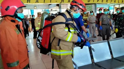 Penyemprotan cairan disinfektan sebagai pencegahan wabah COVID-19 di Terminal Kampung Rambutan, Jaktim, Selasa (17/3/2020). (Beritajakarta.id/Nurito)