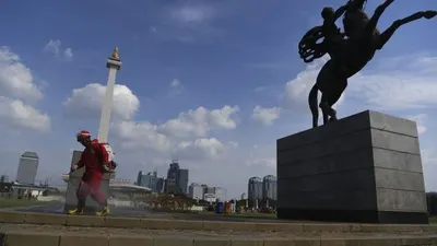 Ilustrasi - Petugas menyemprotkan cairan disinfektan di kawasan Tugu Monas, Jakarta Pusat (Rabu, 17/6/2020). (Antara Foto/Wahyu Putro A)