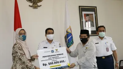 Tokopedia menyerahkan donasi Rp500.000.000 untuk membantu Pemprov DKI Jakarta dalam penanganan wabah COVID-19.  (Dok. Humas Pemprov DKI)