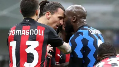 Penyerang Inter Milan Romelu Lukaku (kanan) bersitegang dengan striker AC Milan Zlatan Ibrahimovic. Foto: EPA-EFE/MATTEO BAZZI