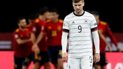 Penyerang Jerman Timo Werner tertunduk setelah gawang timnya dijebol Spanyol dalam pertandingan UEFA Nations League. Foto: EPA-EFE/Julio Munoz