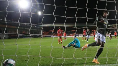 Penyerang Manchester United Marcus Rashford menjebol gawang Luton Town di Piala Liga Inggris. Foto: EPA-EFE/Nick Potts