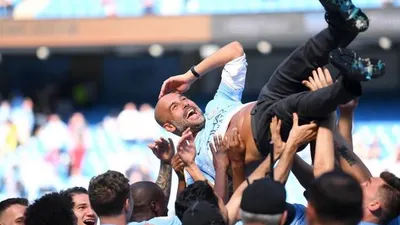 Pelatih Manchester City Pep Guardiola digotong oleh para pemain setelah Manchester Biru menjadi juara Liga Inggris pada musim 2017/2018/mancity.com