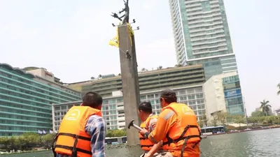 Polisi menurunkan satu unit perahu karet untuk bernegosiasi dengan aktivis Greenpeace di Patung Selamat Datang Bundaran HI/Antara