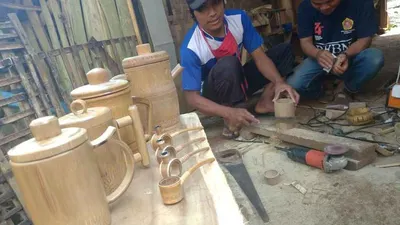 Perajin bambu Gunung Halu ingin pemerintah lebih memperhatikan dan turun tangan memasarkan produknya. (Ayobandung/Tri Junari)