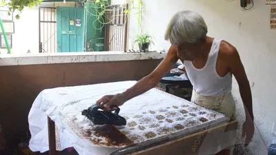 Perajin tengah mengerjakan batik cap di Kampung Batik Laweyan, Solo, Jawa Tengah. (Ayojakarta.com/Budi Cahyono)