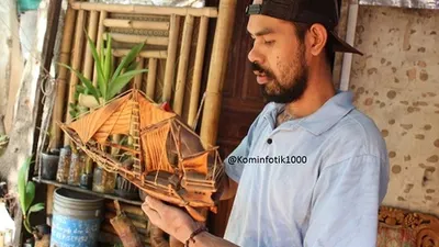 Ahmad Kosasih dengan kerajinan tangannya / pulauseribu.jakarta.go.id