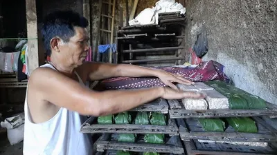 Pegawai produsen tempe milik Mas Palal saat menyimpan tempe di atas rak. (Ayopurwakarta/Dede Nurhasanudin)