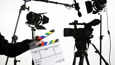 Ilustrasi peralatan produksi film (dictio.id)