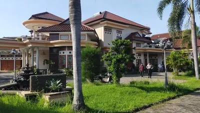 Kediaman Udin, pemilik toko Aneka sandang di Desa Pangkalan, Kecamatan Ciawigebang