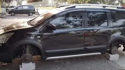 Foto viral mobil yang jadi korban perampokan ban di daerah Kabupaten Bekasi. (dream.co.id)