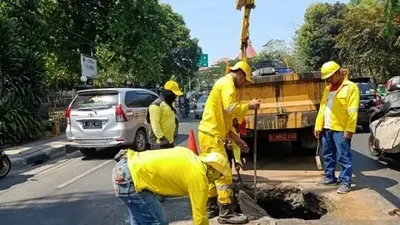 Suku Dinas Bina Marga Jakarta Timur memperbaiki kerusakan badan jalan yang ambles di lintasan Jalan Raya Bogor depan Balai Latihan Kerja (BLK), Minggu (6/10/2019)/Antara/Sudin Bina Marga Jaktim