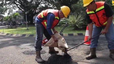 Kementerian Pekerjaan Umum dan Perumahan Rakyat (PUPR) melalui Badan Penelitian dan Pengembangan (Balitbang) mengembangkan Teknologi Tambalan Cepat Mantap (TCM). (Dok. Biro Komunikasi Publik PUPR)
