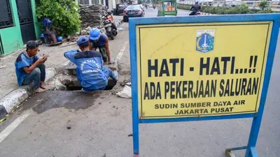 Respons Keluhan Warga, Petugas SDA Perbaiki Saluran Jalan Bungur Besar Kemayoran