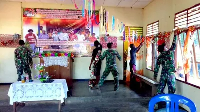 Satgas Pamtas TNI Bantu Warga Toray Dekorasi Gereja
