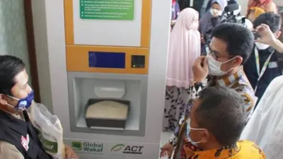 Wakil Wali Kota Jakarta Barat (Jakbar), M. Zen, bersama team ACT meresmikan ATM beras di daerah Grogol Petamburan / barat.jakarta.go.id