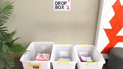 Permohonan perizinan/nonperizinan secara manual dilakukan dengan mengirimkan berkas permohonan melalui jasa pengiriman atau meletakannya dalam kotak berkas (Drop Box) yang telah disediakan (Media PTSP)