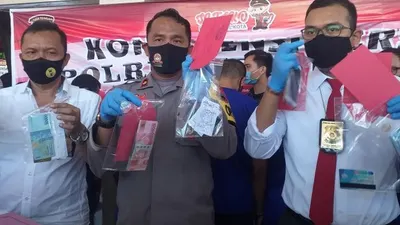 Wakapolres Tegal Kota Kompol Joko Wicaksono saat menunjukan barang bukti pada konferensi pers, Selasa (30/6/2020). (Ayotegal.com/Lilisnawati)