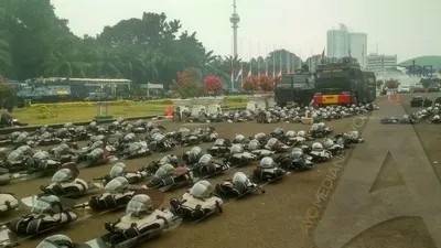 Perlengkapan anti huru-hara disiapkan aparat Polri dalam menghadapi rencana unjuk rasa Aliansi Mahasiswa Indonesia di depan Gedung DPR RI, Jakarta, hari ini (Senin, 30/9/2019)/Ayojakarta.com