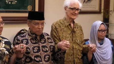 Sejumlah tokoh agama berpegangan tangan bersatu agar Papua damai di PBNU/Ayojakarta.com