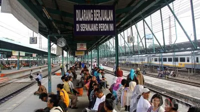 Calon penumpang menunggu kereta di Peron Stasiun Manggarai, Jakarta Selatan/Berita Kota