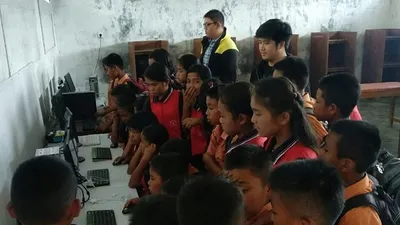 Para murid SMPN 02 Sipahutar, Tapanuli Utara, Sumatera Utara, menikmati perpustakaan digital yang dibuat tim Universitas Bina Nusantara