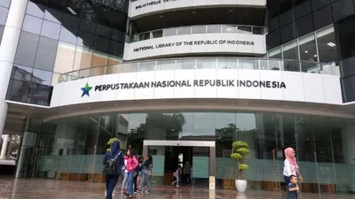 Kantor Perpustakaan Nasional di Jalan Medan Merdeka Selatan ditutup sementara akibat ada karyawan yang terkonfirmasi positif Covid-19, Selasa (8/9/2020).  Foto: Eva Rianti/Republika