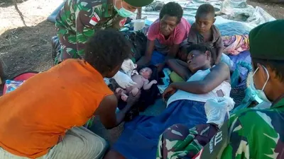 personel kesehatan Satgas Pamtas RI-PNG Yonif MR 411/Pdw Kostrad membantu persalinan Apolina Maywa (24) warga RT 03 Yakyu, Kampung Rawa Biru, Distrik Sota. (Puspen TNI)