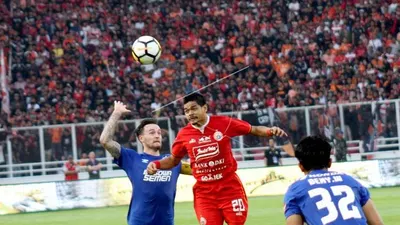 Pesepak bola Persija Jakarta Bambang Pamungkas (tengah) berebut bola diudara dengan pesepak bola PSM Makassar Marc Klok (kiri) dalam final Kratingdaeng Piala Indonesia 2018 leg pertama di Stadion Gelora Bung Karno, Jakarta, Minggu (21/7/2019). Persija Jakarta menang dengan skor 1-0. (ANTARA)