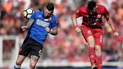 Pesepak bola Persija Jakarta Marko Simic (kanan) berusaha menyundul bola dengan dihadang pesepak bola PSM Makassar Aaron Michael Evans (kiri) dalam pertandingan Final Piala Indonesia 2018-2019 leg pertama di Stadion Utama Gelora Bung Karno (GBK), Senayan, Jakarta, Minggu (21/7/2019). (ANTARA)