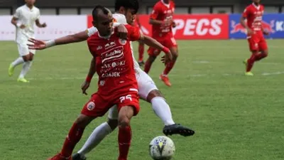 Pemain Persija menghindari adangan pemain Borneo. (dok Persija)