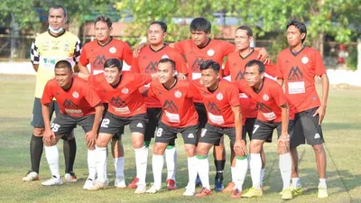 Tim Persija Glory 2001 saat berfoto bersama di Lapangan Banyuanyar, Solo, Sabtu (8/8/2020). (Ayojakarta.com/Budi Cahyono)